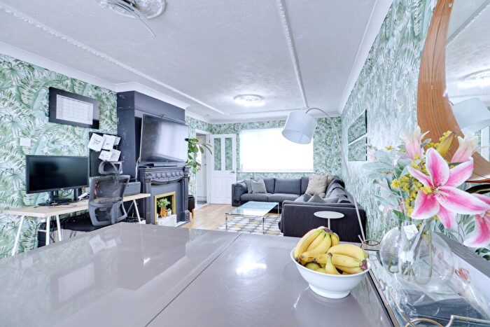 3 Bedroom Terraced House For Sale In Manor Close, Aveley, South Ockendon, RM15