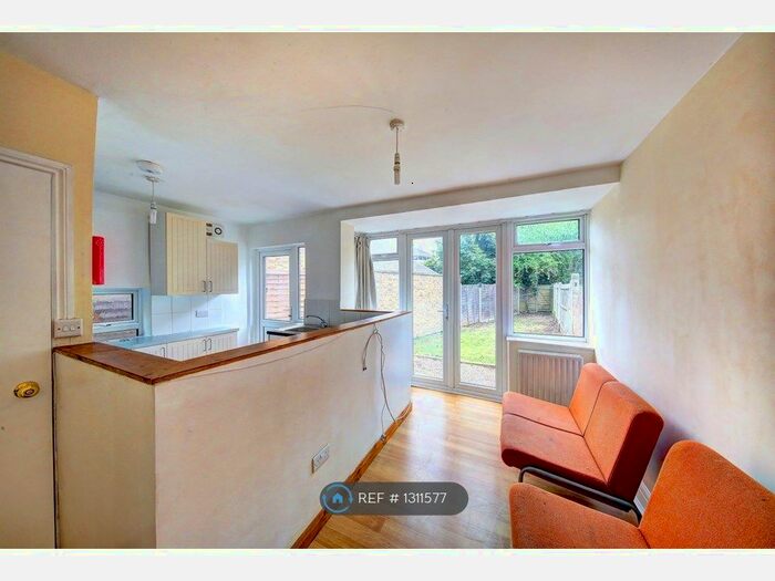 4 Bedroom Terraced House To Rent In Oaklea Passage, Central Kingston KT1