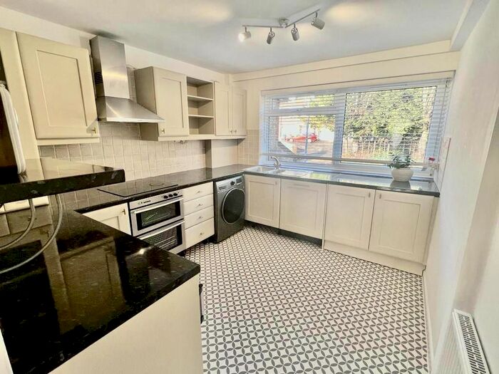 2 Bedroom Flat To Rent In The Willows, High Road, Loughton, IG10