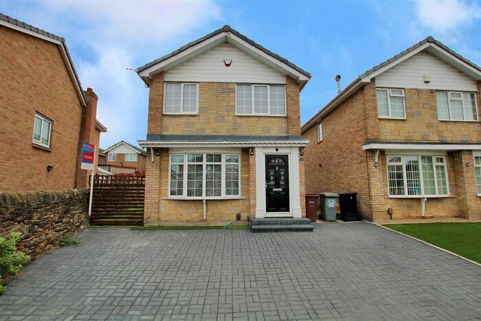 3 Bedroom Detached House For Sale In Lawns Square, New Farnley, Leeds, LS12