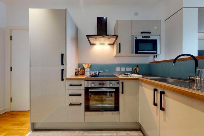 2 Bedroom Flat To Rent In Wade Lane, Leeds, LS2