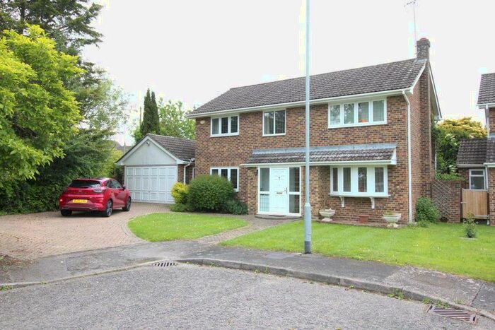 4 Bedroom Detached House To Rent In Thornton Place, CM4