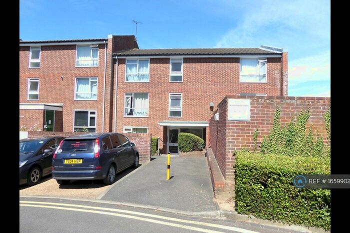 1 Bedroom Flat To Rent In Holmbury Grove, Croydon, CR0