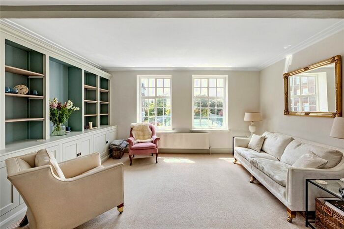 2 Bedroom Flat To Rent In Richmond Hill Court, Richmond, Surrey, TW10