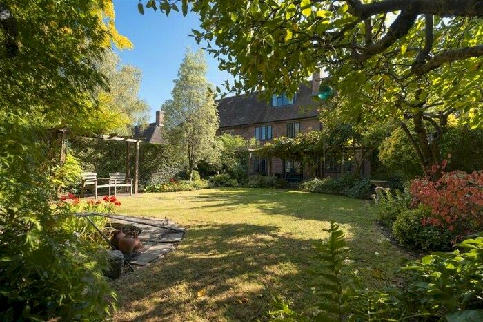 4 Bedroom Semi-Detached House To Rent In Southway, London, NW11