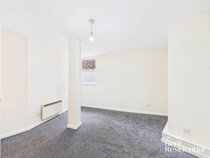 1 Bedroom Flat To Rent In Holborn Lane, Chatham, ME4