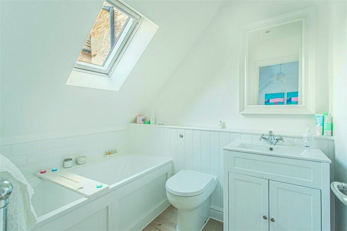 2 Bedroom Apartment For Sale In Tetbury Town Centre, GL8