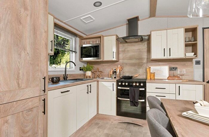 2 Bedroom Mobile/park Home For Sale In Hull Road, York, YO41 - Photo 3