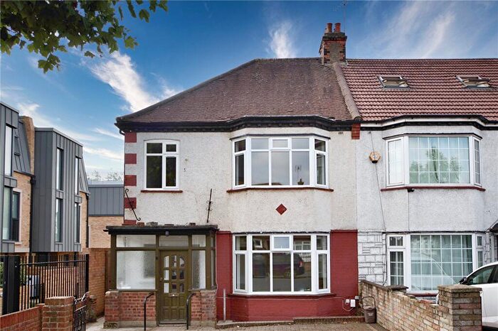 3 Bedroom Semi Detached House For Sale In Granville Road, London, N12