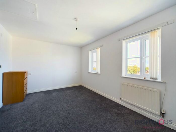 3 Bedroom Town House For Sale In Widdop Close, Bradford, BD6