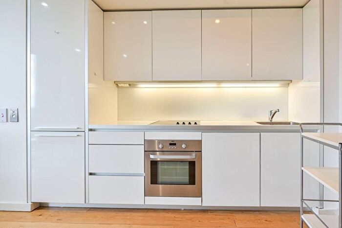 2 Bedroom Flat To Rent In Walworth Road, Elephant And Castle, London, SE1