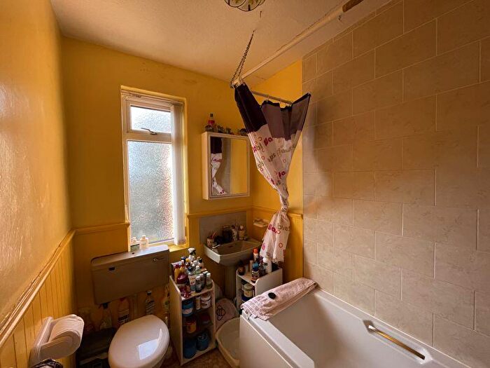 3 Bedroom Flat For Sale In Heaton Road, Heaton, Newcastle Upon Tyne, NE6