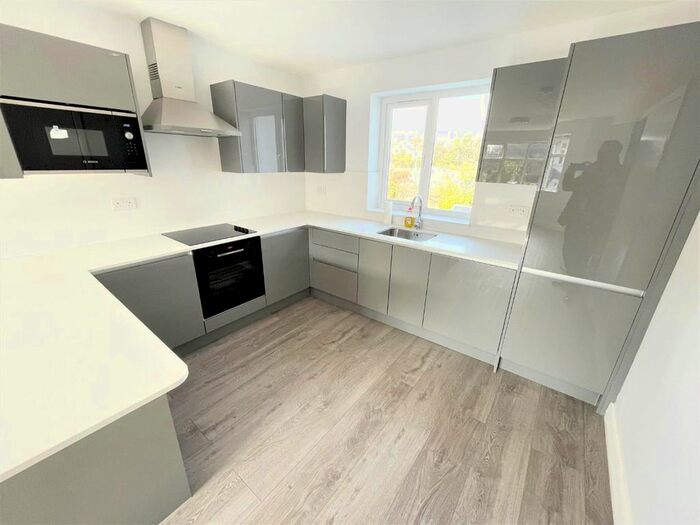 3 Bedroom Flat To Rent In Hale Grove Gardens, Mill Hill, NW7