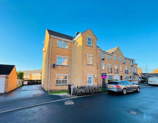 2 Bedroom Flat For Sale In Alred Court, Bradford, West Yorkshire, BD4