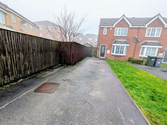 3 Bedroom End Of Terrace House For Sale In Lime Vale Way, Bradford, BD6