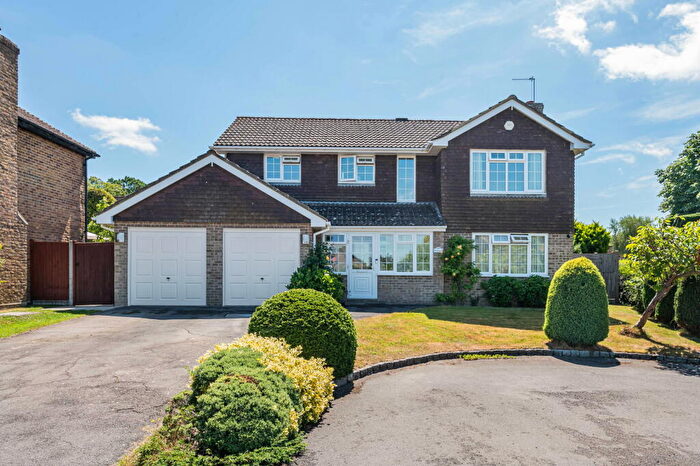 4 Bedroom Detached House For Sale In Kestrel Close, Merrow Park, GU4