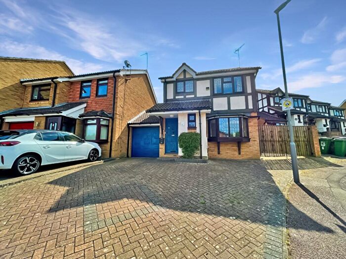 3 Bedroom Link Detached House For Sale In Reedsdale, Luton, Bedfordshire, LU2