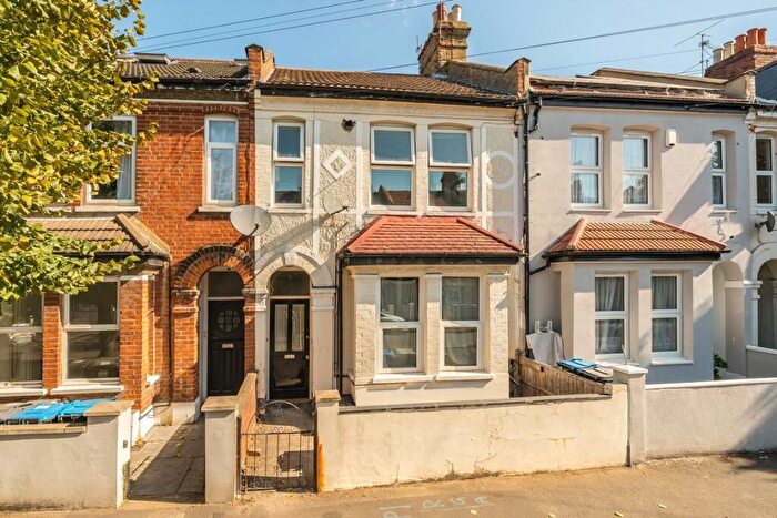 2 Bedroom Flat For Sale In Pitcairn Road, Tooting, CR4