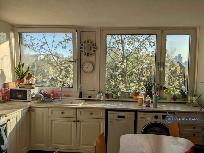 3 Bedroom Flat To Rent In Sheldrake House, London, SE16