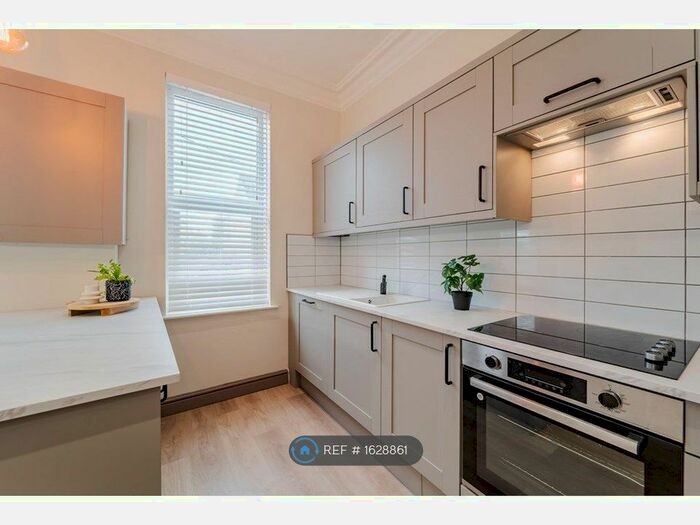 6 Bedroom Semi-Detached House To Rent In Wiverton Road, Nottingham, NG7