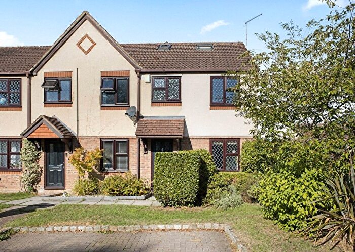 3 Bedroom End Of Terrace House For Sale In West End, Surrey, GU24