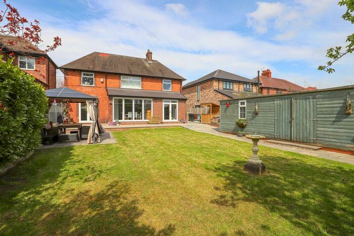 3 Bedroom Detached House For Sale In Worksop Road, Swallownest, S26