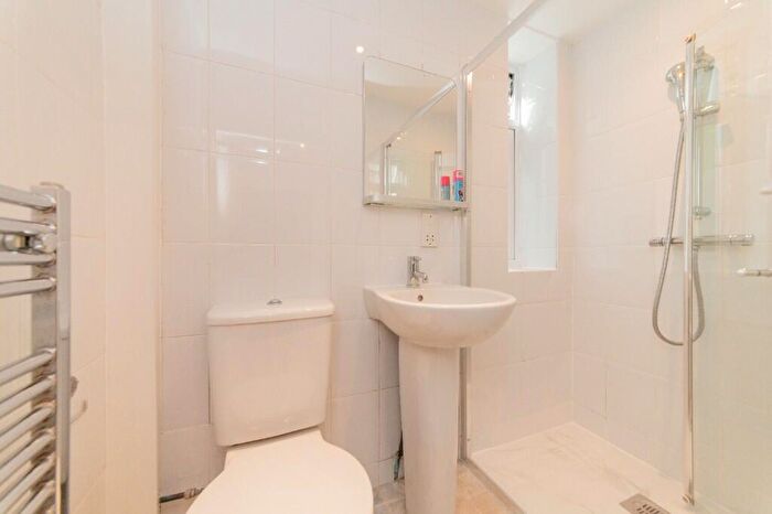 2 Bedroom Flat For Sale In Great North Road, London, N2