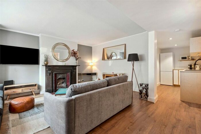 1 Bedroom Flat To Rent In Linden Gardens, Chiswick, London, W4
