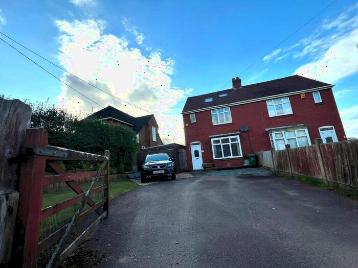 3 Bedroom Semi-Detached House For Sale In Green Lane, Atherstone, CV9