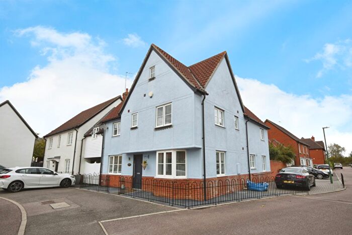 4 Bedroom Link Detached House For Sale In Cowdrie Way, Chelmer Village, Chelmsford, CM2