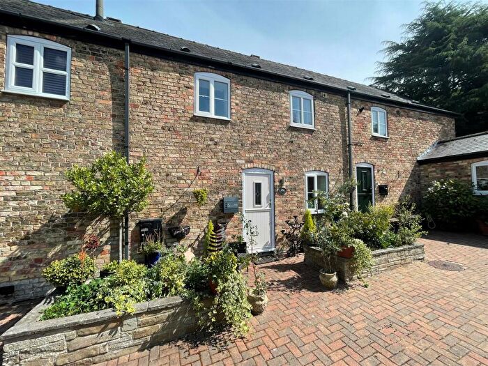 2 Bedroom Mews For Sale In Easenby Close, Swanland, HU14