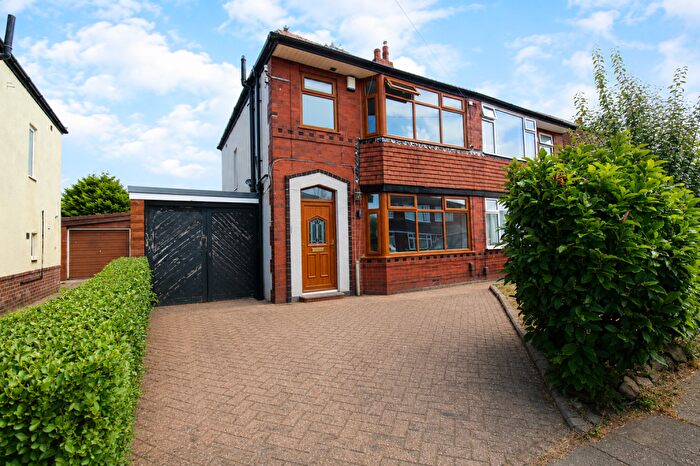 3 Bedroom Semi Detached House For Sale In Lynton Avenue, Leyland, Lancashire, PR25