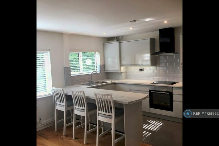 2 Bedroom Flat To Rent In Hickling Way, Harpenden, AL5