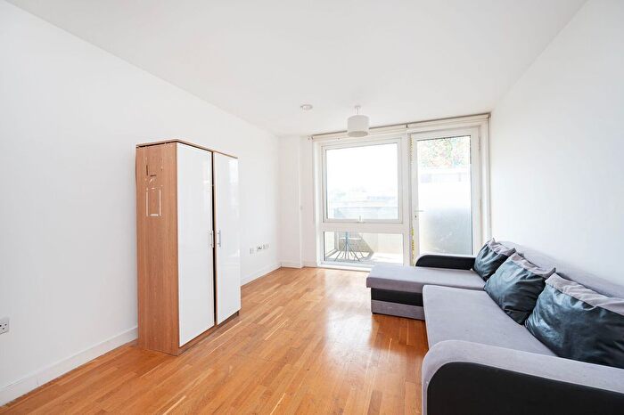 1 Bedroom Flat To Rent In White Horse Lane, Stepney, London, E1