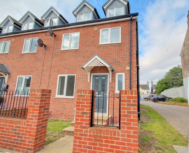 4 Bedroom House To Rent In Esplanade, Hornsea, HU18