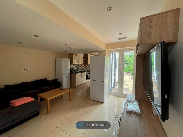 6 Bedroom Terraced House To Rent In De Beauvoir Road, Reading, RG1