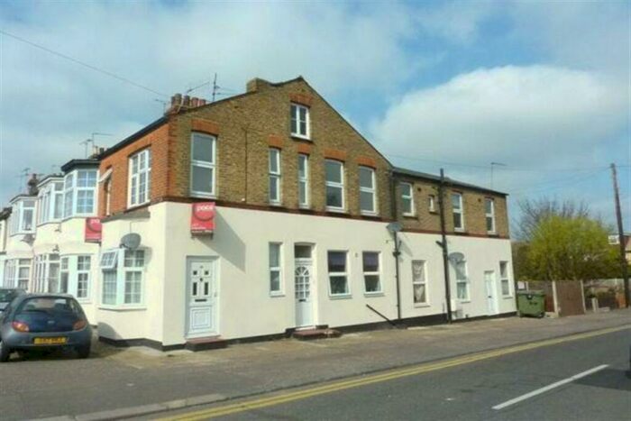 2 Bedroom Property To Rent In Bedroom Property In Westcliff On Sea, SS0