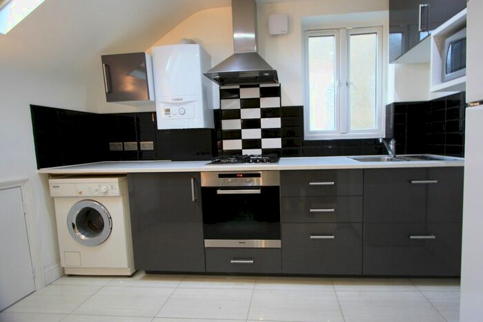 3 Bedroom Flat To Rent In Farquharson Road, Croydon, CR0