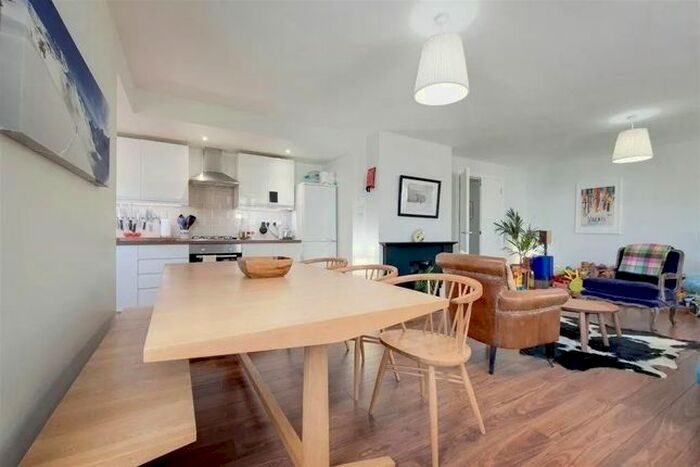 2 Bedroom Flat To Rent In St. Annes Close, Highgate, N6