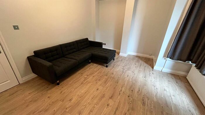 2 Bedroom Apartment To Rent In Broomfield Crescent, Leeds, LS6