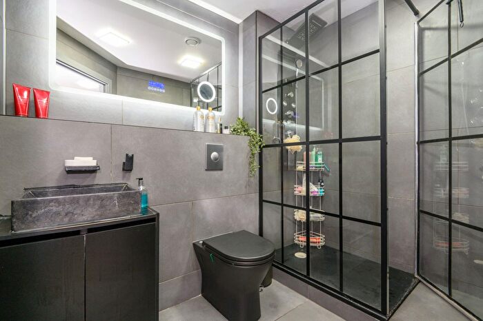 2 Bedroom Flat For Sale In Marshall Street, Leeds, LS11