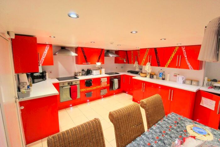 10 Bedroom Semi Detached House To Rent In Kirkstall Lane, Leeds, West Yorkshire, LS6