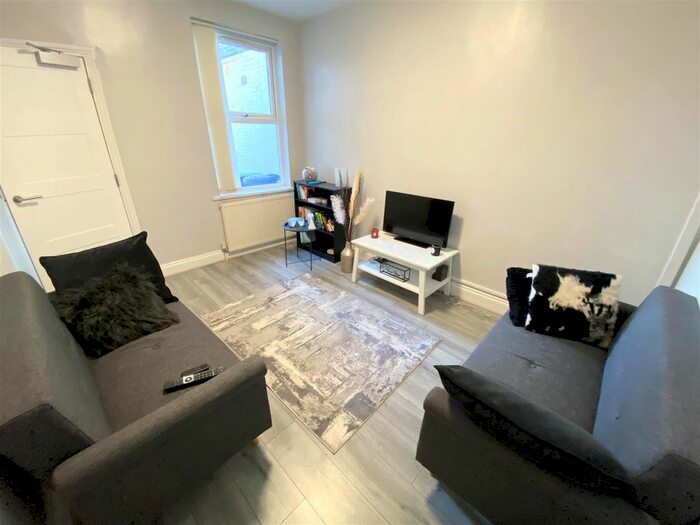 4 Bedroom End Of Terrace House To Rent In Harcourt Street, Luton, LU1