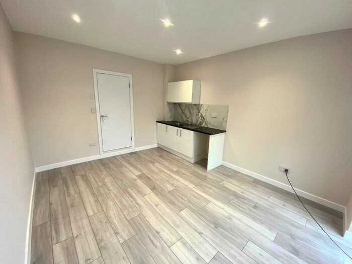 Studio To Rent In Mallard Way, London NW9