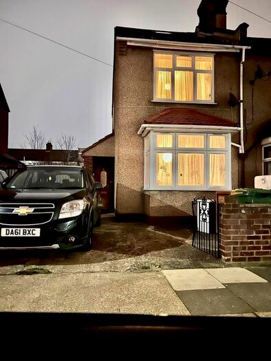 4 Bedroom Semi-Detached House To Rent In Lloyd Villas, Newham E6