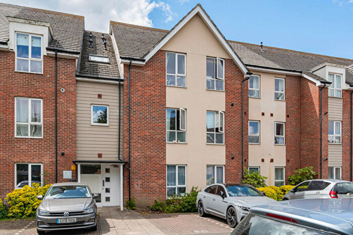 2 Bedroom Apartment For Sale In Harrow Close, Addlestone, Surrey, KT15