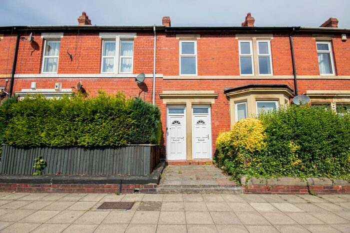 3 Bedroom Flat To Rent In Ravensworth Road, Gateshead, Tyne And Wear, NE11