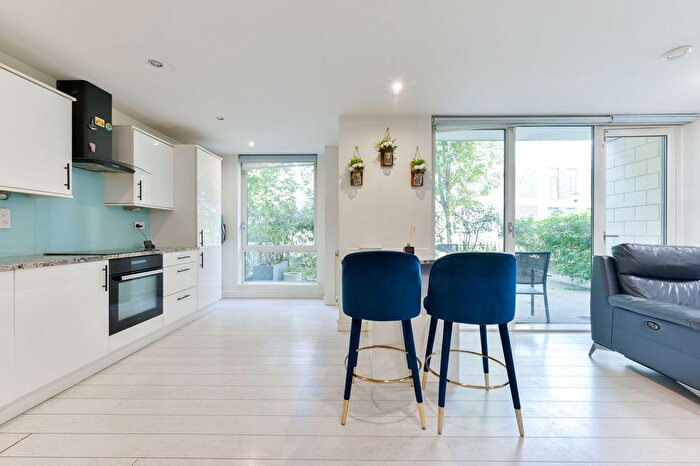 3 Bedroom Flat For Sale In Clayponds Lane, Brentford, TW8