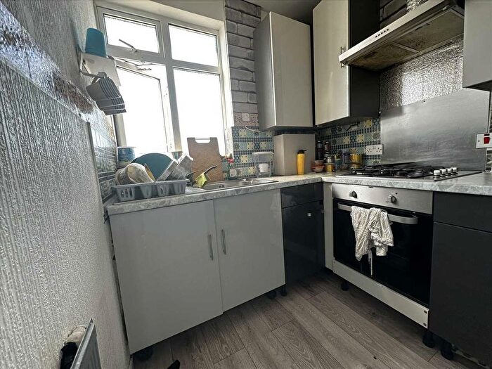 2 Bedroom Flat To Rent In Warwick Parade, Kenton Lane, Harrow, HA3