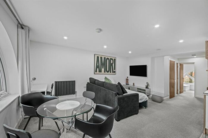 1 Bedroom Flat To Rent In Middleton Drive, Surrey Quays, SE16